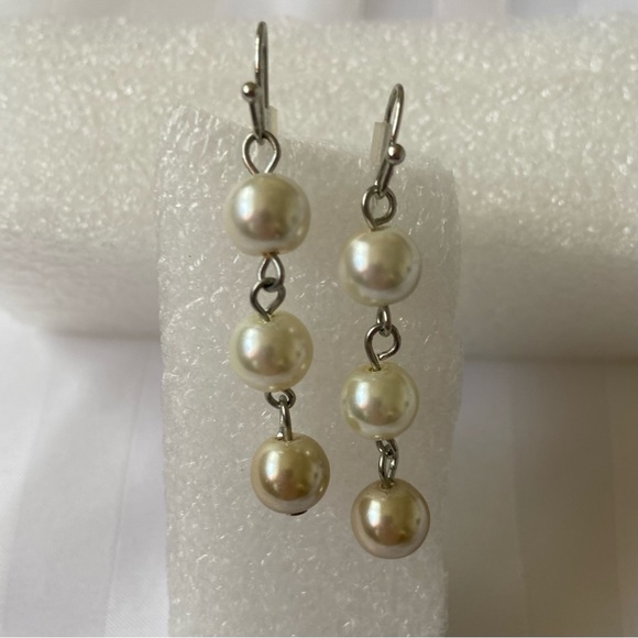 ⭐️💲5 add-on ⭐️ Faux pearl drop earrings - Picture 2 of 4